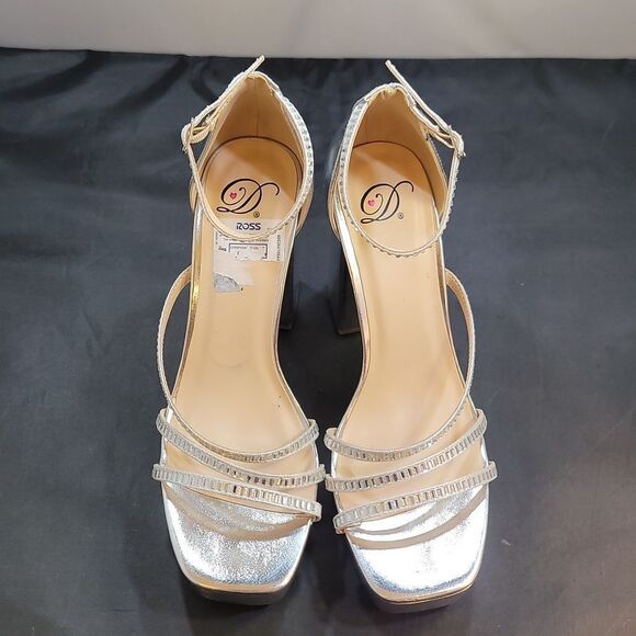 BRAND NEW DELICIOUS STRAP STUDDED EMBELLISHMENTS PLATFORM SANDAL - Picture 3 of 14